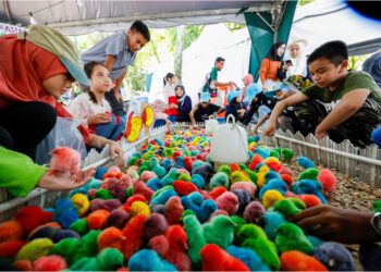 KANAK-KANAK teruja bermain dengan anak ayam berwarna-warni di Pavillion Kedah pada Pameran Pertanian, Hortikultur, dan Agro Pelancongan Malaysia (MAHA) 2024. – Utusan/SHIDDIEQIIN ZON