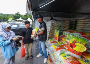 PENGUNJUNG membeli beras tempatan yang dijual pada harga RM26 untuk 10 kilogram di MAHA 2024 di MAEPS, Serdang, semalam. - UTUSAN/MUHAMAD IQBAL ROSLI