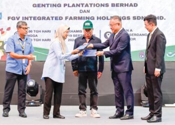 MOHAMAD Sabu menyaksikan pertukaran dokumen MoU antara Timbalan Ketua Setiausaha (Dasar) kementerian, Datuk Azah Hanim Ahmad dan Ketua Eksekutif Genting Plantations Bhd., Datuk Seri Tan Kong Han di Serdang, semalam. – UTUSAN/SHIDDIEQIIN ZON