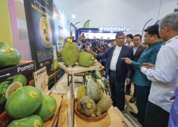 Mohamad Sabu melawat pameran di reruai Agrotrade selepas melancarkan logo Malaysia’s Best pada buah-buahan tempatan termasuk durian bagi memudahkannya memasuki pasaran antarabangsa. – MINGGUAN/AMIR KHALID