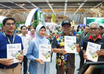 MENTERI Pertanian Dan Keterjaminan Makanan, Datuk Seri Mohamad Sabu (dua dari kanan) menunjukkan buku Terminologi-Teknologi Agro Makanan yang dirasmikan sempena Pameran Pertanian, Hortikultur dan Agro Pelancongan Malaysia (MAHA) 2024 yang berlansung di Taman Ekspo Pertanian Malaysia (MAEPS) di sini, hari ini. UTUSAN/MUHAMAD IQBAL ROSLI