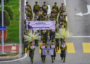 perarakan sambil berselawat adalah antara program yang dianjurkan sempena sambutan Maulidur Rasul di negara kita. – GAMBAR HIASAN