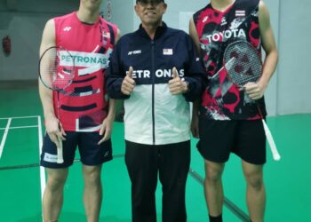 EOGENE Ewe (kiri) bersama Setiausaha Persatuan Badminton Perak, Zambri Bahari (tengah) dan Wongsup Wongsup-In. - UTUSAN