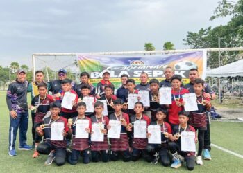 BARISAN jurulatih dan pemain pasukan Marang bergambar bersama medal dan sijil kecemerlangan selepas dinobatkan sebagai juara Kejohanan Bola Sepak Majlis Sukan Sekolah Terengganu Bawah 12 Tahun di Kuala Terengganu, kelmarin.