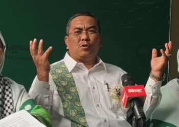 MENTERI Besar Kedah, Datuk Seri Muhammad Sanusi Mohd Nor ketika sidang media Majlis Perasmian Muktamar Tahunan Dewan Muslimat Pas Pusat Kali ke-64 di Kompleks al-Makmur di sini hari ini.