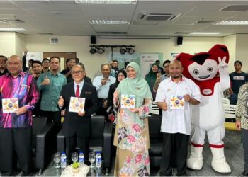 KAMAL Kormin (dua, kiri) bersama peserta program Innopreneur: IP Solution for Entrepreneurs dan pelancaran Katalog Harta Intelek di Menara MyIPO, Petaling Jaya, hari ini. - UTUSAN/SYAHIRAH ZAKARIA