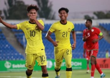 PEMAIN tengah skuad bawah 19 (B-19) negara, Haykal Danish Mohd Haizon (kiri) meraikan kejayaannya menjaringkan gol kedua ketika membantu pasukan menewaskan Oman 2-1 dalam aksi pertama Kelayakan Piala Asia B-20 2025 di Dushanbe, kelmarin- IHSAN AFC