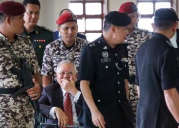 NAJIB Razak hadir di Kompleks Mahkamah Kuala Lumpur berhubung perbicaraan kes saman SRC, semalam. - UTUSAN/SADDAM YUSOFF