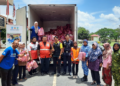 SUKARELAWAN dari Nestlé Malaysia dan PBSM menghantar bantuan makanan kepada mangsa banjir di Kedah.