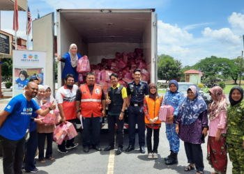 SUKARELAWAN dari Nestlé Malaysia dan PBSM menghantar bantuan makanan kepada mangsa banjir di Kedah.