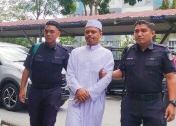 MOHD. Hafidz Eshak dibawa ke Mahkamah Sesyen Seremban semalam atas tuduh melakukan amang seksual fizikal terhadap seorang remaja perempuan di Port Dickson. –UTUSAN/BADRUL HAFIZAN MAT ISA