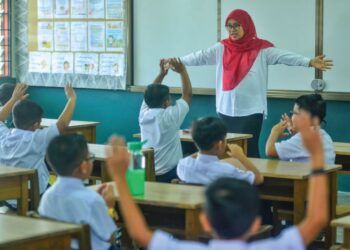 GURU perlu membentuk pedagogi menurut daya kreativiti dan inovasi selepas memahami kepentingan kurikulum. – UTUSAN/MOHD. SHAHJEHAN MAAMIN