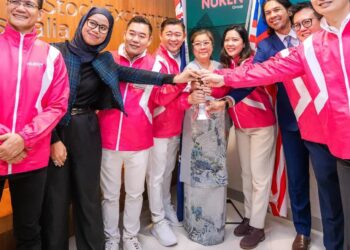 PENOLONG Kanan Naib Presiden Pembiayaan Teroka MDV, Filzah Razak (dua dari kiri) dan Naib Presiden Kanan Pembiayaan Teroka, Farid Mohd Rosli (tiga dari kanan) menghadiri acara penyenaraian Nuren Group di NSX di Sydney baru-baru ini.