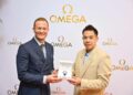 CHEAH Liek Hou menerima seutas jam tangan edisi Olimpik iaitu, Speedmaster Chronoscope Paris 2024 daripada Naib Presiden Omega Malaysia, Martin Issing, baru-baru ini.