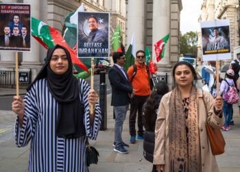 AHLI kumpulan aktivis alam sekitar Extinction Rebellion mengadakan perhimpunan Hari Bumi pada 22 April lalu, di Washington DC.- AFP