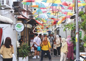 PELANCONG dilihat memenuhi beberapa lokasi tumpuan di sekitar Pulau Pinang khususnya George Town sempena cuti sekolah  bermula hujung minggu lalu. – UTUSAN/IQBAL HAMDAN