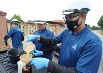 KAKITANGAN Unit Alam sekitar Majlis Bandaraya Iskandar Puteri mengambil sampel air Sungai Tebrau untuk pemeriksaan lanjut.