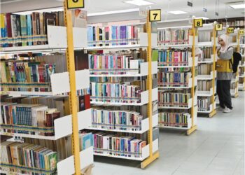 Perpustakaan menyediakan pelbagai jenis buku dan bahan bacaan yang boleh dijadikan rujukan. – GAMBAR HIASAN