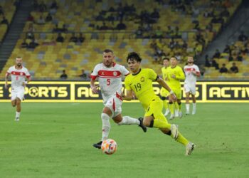 KUALA LUMPUR 4 SEPTEMBER 2024 - Pemain Lubnan, Nassar Nassar (dua kiri) mengejar bola dari Pemain Malaysia, Muhammad Akhyar Abdul Rashid pada perlawanan Pestabola Merdeka 2024 antara Malaysia menentang Lubnan di Stadium Nasional Bukit Jalil GAMBAR: FARIZ RUSADIO /