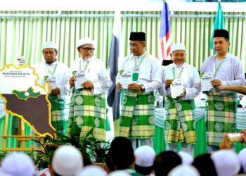 Pemimpin-pemimpin Pas  semasa melakukan gimik perasmian Muktamar Tahunan Pas  Ke -70 di Kompleks Al-Makmur di sini semalam. – MINGGUAN/ SHAIKH AHMAD RAZIF