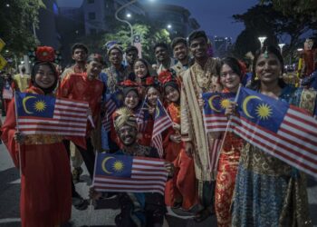 RAKYAT harus bersama-sama menghadapi segala cabaran dan memastikan Malaysia kekal aman, makmur dan dihormati di persada dunia.