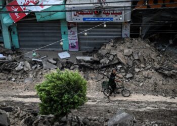 KEADAAN jalan dan premis perniagaan yang rosak teruk akibat serbuan Israel di bandar Jenin, Tebing Barat, kelmarin.- AFP