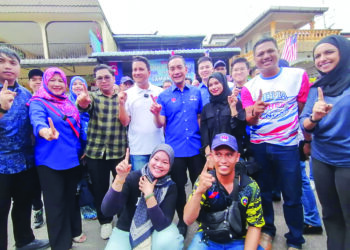 ONN HAFIZ Ghazi (kiri) bertemu dengan golongan muda dalam program Sembang Santai Anak Muda Bersama MB di bandar Kluang.