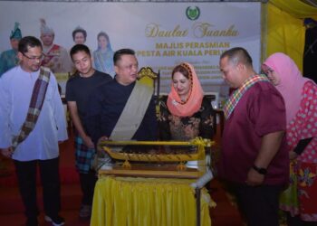 TUANKU Syed Faizuddin Putra Jamalullail (tiga dari kiri) berkenan merasmikan Pesta Air Kuala Perlis 2024 di Kompleks Lembaga Kemajuan Ikan Malaysia (LKIM), Kuala Perlis. – MINGGUAN/IZLIZAN OTHMAN