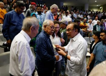 ANWAR beramah mesra dengan tetamu yang hadir pada Majlis Memperingati Prof. Dr. Syed Husin Ali di Universiti Malaya, Kuala Lumpur, hari ini. - UTUSAN/SHIDDIEQIIN ZON