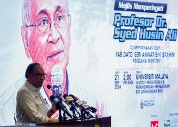 ANWAR Ibrahim berucap pada Majlis Memperingati Prof. Dr. Syed Husin Ali di Universiti Malaya, Kuala Lumpur, semalam. -  UTUSAN/SHIDDIEQIIN ZON