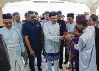 ANWAR Ibrahim bersalaman dengan jemaah selepas menunaikan solat jumaat di Masjid Darussalam, Puchong, semalam. - UTUSAN/SHIDDIEQIIN ZON