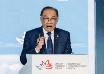 ANWAR Ibrahim berucap pada Sesi Plenari Forum Ekonomi Timur Ke-9 (EEF 2024) di Vladivostok, Rusia, semalam. –  IHSAN PEJABAT PERDANA MENTERI