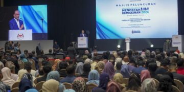 ANWAR Ibrahim berucap pada Majlis Peluncuran Simposium Kebangsaan Menoktah Kemiskinan 2024 di Pusat Antarabangsa Putrajaya (PICC), semalam. - UTUSAN/FAISOL MUSTAFA