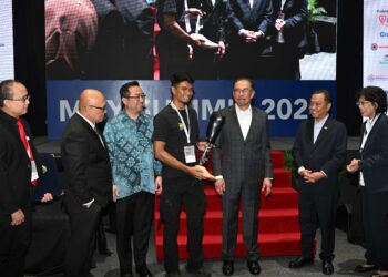 PERDANA Menteri, Datuk Seri Anwar Ibrahim menyerahkan MyB Prosthetic Limb kepada penerima manfaat, Ahmad Fadhil Rushdan Abdul Rahim yang merupakan seorang orang kurang upaya (OKU).