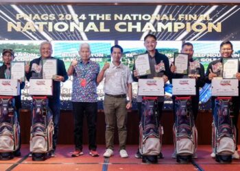 ADAM ADLI Abd. Halim (tengah), Asmat Kamaludi (empat dari kiri) dan Isac Saminathan (kanan) bergambar bersama  juara kebangsaan PNAGS yang bakal mewakili negara ke WAGC di Phuket hujung tahun ini.