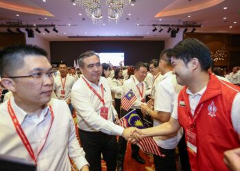 ANTHONY Loke Siew Fook disambut perwakilan pada Konvensyen DAP Negeri Perak Ke-20 di Pusat Konvensyen Ipoh (ICC), Ipoh, semalam. - UTUSAN/MUHAMAD NAZREEN SYAH MUSTHAFA