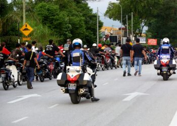 PENUNGGANG motosikal yang ditahan dalam Operasi Bersepadu Samseng Jalanan di Taman Klebang Ria di Ipoh semalam. - UTUSAN/MUHAMAD NAZREEN SYAH MUSTHAFA