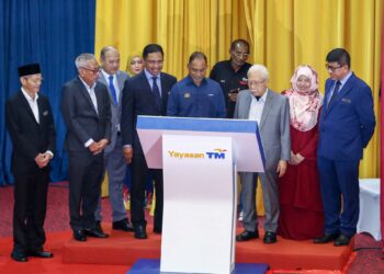 Zambry Abd Kadir (empat dari kiri), melakukan simbolik gimik perasmian  Program Industri Nexus INDex POLYCC 2024 di Dewan Jubli Perak, Politeknik Ungku Omar, Ipoh, semalam. - UTUSAN/MUHAMAD NAZREEN SYAH MUSTHAFA