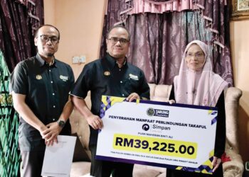 Mohd Rusdi Ismail, Pengurus Besar Kanan PTPTN (tengah) menyerahkan replika kad manfaat perlindungan takaful Simpan SSPN Plus kepada Maheran Ali (kanan) diiringi Fauzi Azli Salleh, Pengarah Negeri, Pejabat PTPTN Negeri Kedah di Kuala Nerang, Kedah pada Ahad lalu.