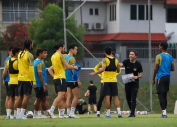 Pau Marti Vicente memberi tunjuk ajar kepada pemain-pemain Harimau Malaya ketika sesi latihan.-IHSAN FAM