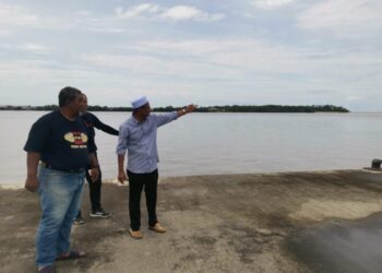 Kakitangan pengurusan Pelabuhan Bagan Datuk  menunjukkan muara Sungai Perak iaitu laluan masuk ke pelabuhan tersebut. – UTUSAN/AIN SAFRE