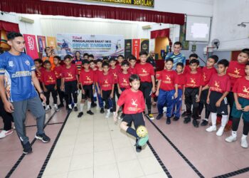 PELAJAR-pelajar yang terlibat di Klinik STL di Kuala Lumpur, baru-baru ini.