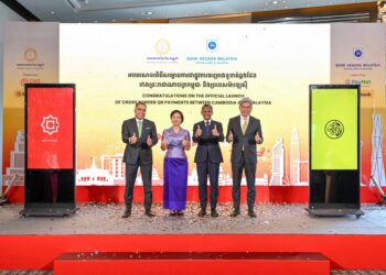 Gabenor Bank Negara Malaysia Datuk Seri Abdul Rasheed Ghaffour (tiga dari kiri) dan Gabenor National Bank of Cambodia H.E. Dr. Chea Serey (dua dari kiri) bersama rakan industri pada pelancaran hubungan pembayaran QR rentas sempadan antara Malaysia dan Kemboja.