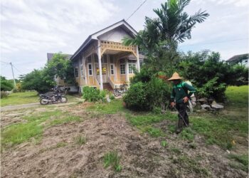 ABDUL Wahab Hashim membersihkan persekitaran rumah yang pernah diduduki  seniwati negara, Norizan di  Jalan Syed Abu Bakar di Teluk Intan. – UTUSAN/AIN SAFRE BIDIN