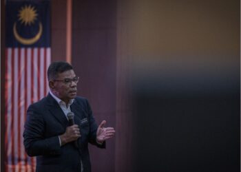 SAIFUDDIN Nasution Ismail berucap pada Majlis Perhimpunan Bulanan Kementerian Dalam Negeri (KDN) di Kompleks Setia Perkasa Putrajaya, hari ini. - UTUSAN/FAIZ ALIF ZUBIR