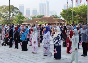 Kerajaan diminta menaikkan bonus atau pemberian khas kepada penjawat awam jika KDNK melonjak. - Gambar hiasan