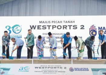 ANWAR Ibrahim (tengah) bersama pengurusan Westports Holdings Berhad dan beberapa menteri Kabinet menyempurnakan majlis pecah tanah projek pembinaan Westports 2 di Pulau Barat, Pelabuhan Klang, semalam. – UTUSAN/FARIZ RUSADIO