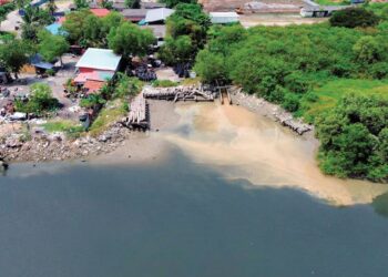 SISA dari kilang dilepaskan terus ke sungai hingga menyebabkan airnya bertukar menjadi hitam legam.