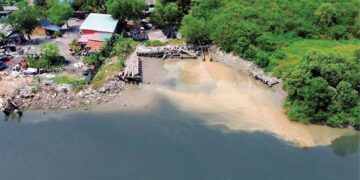 SISA dari kilang dilepaskan terus ke sungai hingga menyebabkan airnya bertukar menjadi hitam legam.