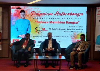 DATUK Seri Ismail Sabri Yaakob (tengah) semasa Simposium Antarabangsa Aspirasi Bahasa Melayu, hari ini.